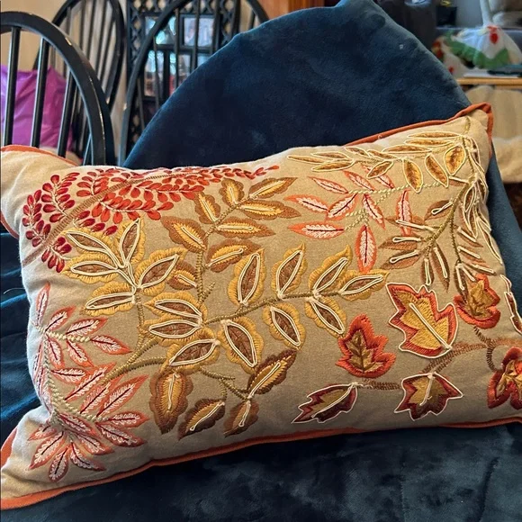 Embroidered pillow - Picture 8 of 10